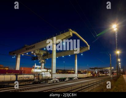 Vienna, movimentazione gru a portale nel terminal container di Port Freudenau, azienda WienCont nel 02. Distretto Leopoldstadt, Austria Foto Stock