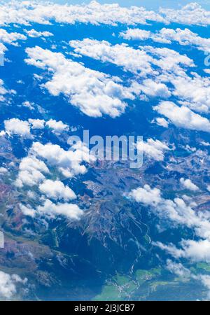 Vista aerea delle montagne alpine con il lago Reschensee -Lago di Rèsia -Reschensee o il lago Reschen è un lago artificiale situato nella parte occidentale dell'Alto Adige; Foto Stock