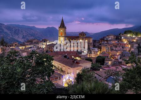 Novara di Sicilia montagna villaggio scenario pittoresco al crepuscolo, Sicilia Foto Stock