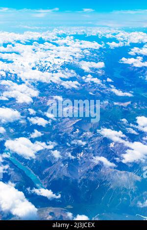 Vista aerea delle montagne alpine con il lago Reschensee -Lago di Rèsia -Reschensee o il lago Reschen è un lago artificiale situato nella parte occidentale dell'Alto Adige; Foto Stock