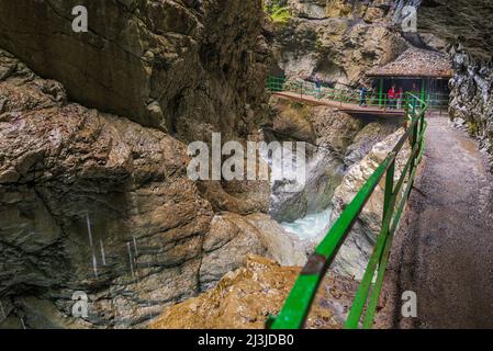 Percorso avventuroso attraverso la gola di Breitachklamm Foto Stock