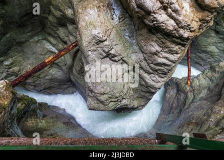 Il Breitach ruggente sotto il sentiero attraverso la gola di Breitachklamm Foto Stock