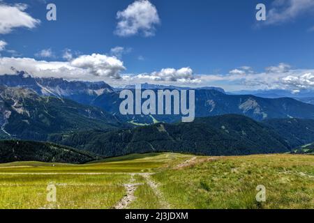 Paesaggio delle Dolomiti e una vista sui monti Aferer Geisler in Italia. Foto Stock