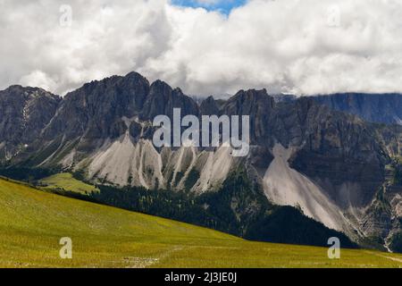 Paesaggio delle Dolomiti e una vista sui monti Aferer Geisler in Italia. Foto Stock