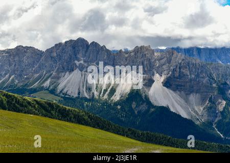 Paesaggio delle Dolomiti e una vista sui monti Aferer Geisler in Italia. Foto Stock