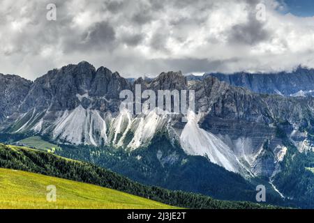 Paesaggio delle Dolomiti e una vista sui monti Aferer Geisler in Italia. Foto Stock