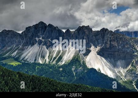 Paesaggio delle Dolomiti e una vista sui monti Aferer Geisler in Italia. Foto Stock