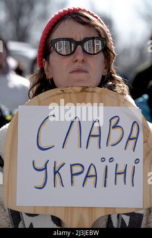Varsavia, 13 marzo 2022: Protesta contro la guerra in Ucraina e l'invasione della Russia. Donna che tiene la bandiera allo stand dimostrativo con l'Ucraina Foto Stock