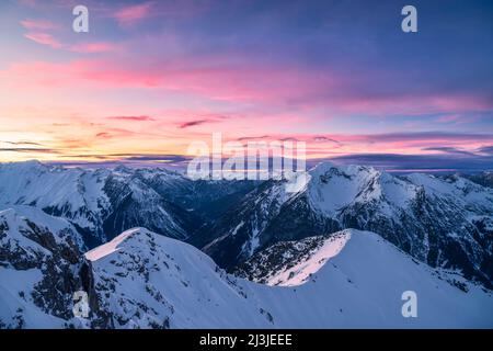 Crepuscolo colorato in inverno nelle Alpi Lechtal vicino a Namlos, Vista da Engelspitze a Knittelkarspitze e valle di Namlos, Arena tirolese Zugspitze, Austria, Europa Foto Stock