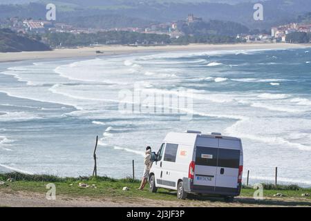 Camper sopra surf Playa de Gerra, San Vicente de la barquera, Cantabria, Spagna Foto Stock