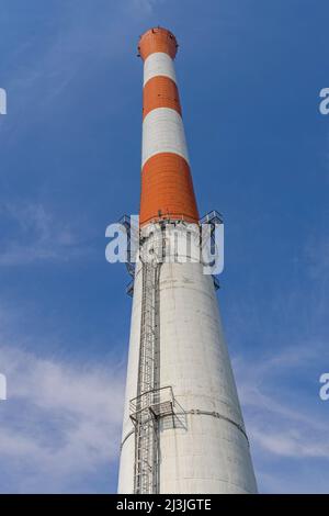 Struttura a chimney con tall rosso e bianco presso Thermo Plant Foto Stock