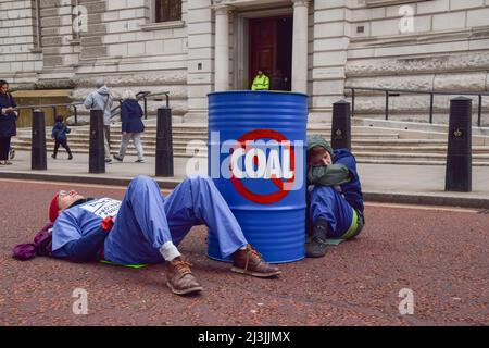 Londra, Regno Unito. 7th aprile 2022. Estinzione i medici della ribellione e gli operatori sanitari hanno bloccato la strada al di fuori del Tesoro HM a Westminster la Giornata Mondiale della Sanità, in protesta contro il finanziamento del governo di combustibili fossili. Diversi manifestanti si sono incollati a barili. Foto Stock