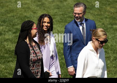 Washington, Stati Uniti. 08th Apr 2022. La nipote del presidente Joe Biden Naomi Biden, a destra, arriva con la famiglia del giudice Ketanji Brown Jackson, da sinistra, le figlie Talia Jackson e Leila Jackson e il marito Patrick Jackson per un evento che celebra la conferma del giudice alla Corte Suprema degli Stati Uniti sul prato meridionale della Casa Bianca il 8 aprile, 2022 a Washington, DC. (Foto di Oliver Contreras/SIPA USA) Credit: Sipa USA/Alamy Live News Foto Stock