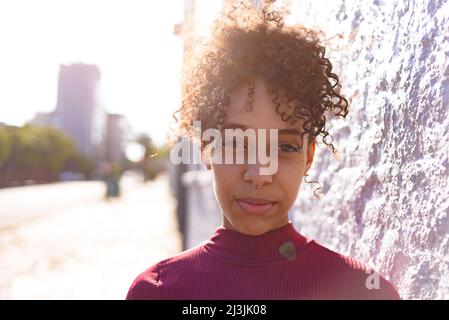 Giovane donna afroamericana ritratto all'aperto in paesaggio urbano Foto Stock