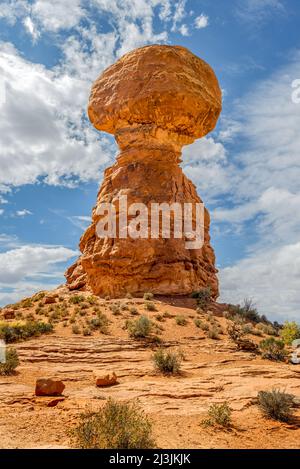 Roccia equilibrato nel Parco Nazionale di Arches Foto Stock