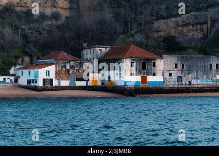 Famoso ristorante di pesce 'Ponto Final' vista dalle acque del fiume Tejo. Lisbona. Portogallo Foto Stock