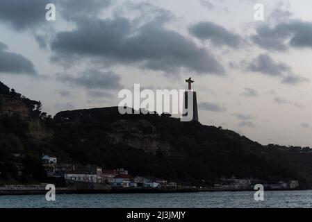 Monumento a Gesù Cristo sul fiume Tago a Lisbona, Portogallo, contro il cielo della sera Foto Stock