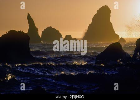 Il Pacifico inquieto, erodendo le formazioni rocciose, la California settentrionale Foto Stock