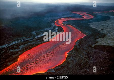 Fiume di Lava che scorre verso Hilo, eruzione Mauna Loa, Big Island of Hawaii 4/84 Foto Stock