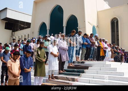 Dhaka, Bangladesh. 8th Apr 2022. I devoti musulmani offrono la preghiera di Jummah durante il Ramadan alla Moschea Nazionale di Baiul Mukarram a Dhaka, Bangladesh. La Moschea Nazionale del Bangladesh, conosciuta come Baitul Mukarram o la Casa Santa in inglese, è una delle 10 moschee più grandi del mondo e può ospitare fino a 40.000 persone, anche nello spazio aperto esterno. Circa 10.000-15.000 persone hanno frequentato la Moschea per le loro preghiere settimanali. Credit: ZUMA Press, Inc./Alamy Live News Foto Stock