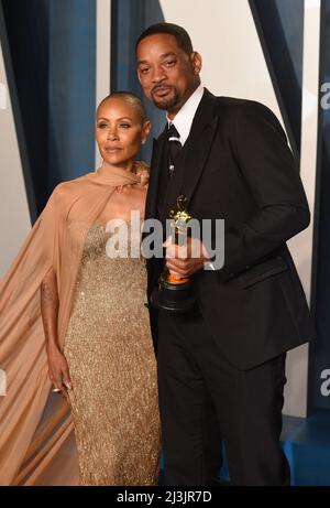 Foto del file datata 28/03/22 di Will Smith e la moglie Jada Pinkett Smith che frequentano il Vanity Fair Oscar Party, in quanto è stato vietato da tutti gli eventi o programmi dell'Accademia per 10 anni dopo il suo comportamento 'senza precedenti' agli Academy Awards 94th. Data di emissione: Venerdì 8 aprile 2022. Foto Stock