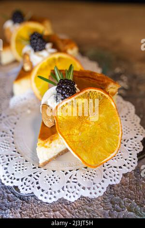 Tiramisù con ciliegie, fragole e cioccolato al limone. Foto Stock