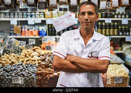 HES lo faceva per tutta la sua vita. Ritratto di un uomo fiducioso di mezza età in piedi con le braccia ripiegate al suo mercato stalla fuori durante il giorno. Foto Stock