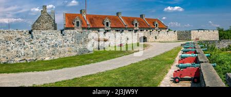 I cannoni a polvere nera di Fort Ticonderoga, ex Fort Carillon, sono un grande forte del 18th secolo costruito dai canadesi e dai francesi ad un restringimento vicino Foto Stock