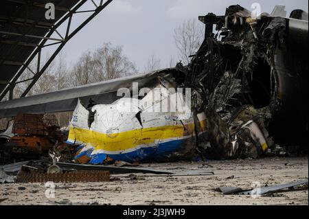 Gostomel, Kiev, Ucraina. 8th Apr 2022. Dettagli del lato frontale di AN-225. L'aeroporto di Antonov, noto anche come Gostomel o Hostomel Airport (GML), nel sobborgo nord-occidentale di Kyiv, era stato gravemente danneggiato durante gli attacchi russi nel febbraio 2022. Resti di un Antonov AN-124 e dell'AN-225 (Mriya/Dream), il più grande velivolo del mondo, possono essere visti negli hangar. (Credit Image: © Valeria Ferraro/ZUMA Press Wire) Credit: ZUMA Press, Inc./Alamy Live News Foto Stock