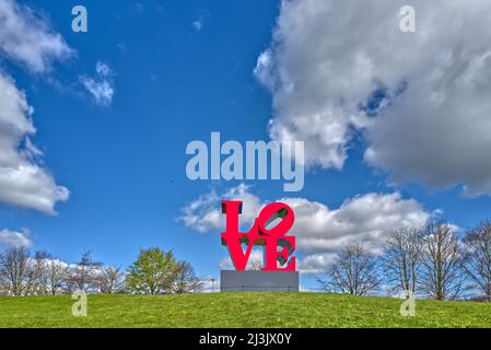 Yorkshire Sculpture Park con opere d'arte di Henry moore e damian Hurst Foto Stock