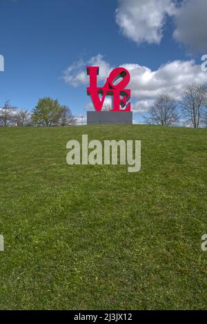 Yorkshire Sculpture Park con opere d'arte di Henry moore e damian Hurst Foto Stock