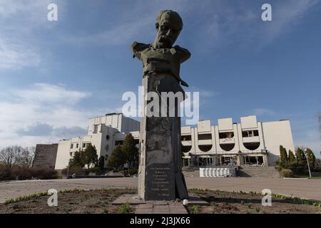 Borodyanka, Ucraina. 07th Apr 2022. Una statua danneggiata del poeta ucraino Taras Shevchenko, e la sua poesia ha scritto "Love Your Ukraine, Love it, durante la rabbia, all'ultimo momento difficile. Pregate per lei." In seguito alla riconquistazione di Borodyanka da parte delle forze ucraine, la città fu pesantemente devastata e trasformata in rovine sotto intensi combattimenti e bombardamenti. Come il presidente ucraino Volodymyr Zelensky ha avvertito che la situazione nella città di Borodyanka, a circa 15 miglia da Buca, era "significativamente più terribile". Credit: SOPA Images Limited/Alamy Live News Foto Stock