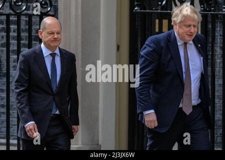 Westminster, Londra, Regno Unito. 08th Apr 2022. Boris Johnson MP, primo ministro britannico, accoglie oggi a Downing Street il cancelliere tedesco OLAF Scholz per incontri che discutono della situazione in Ucraina, nonché di temi internazionali e bilaterali. Credit: Imagplotter/Alamy Live News Foto Stock