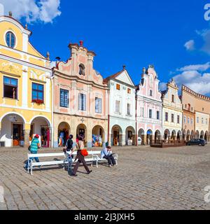 Telc, Repubblica Ceca - 10 ottobre 2009: Vista sulla piazza principale di Telc, un sito patrimonio mondiale dell'UNESCO Foto Stock