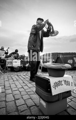 Praga, Repubblica Ceca - 6 ottobre 2009: Musicisti di strada che suonano sul Ponte Carlo di Praga. Fotografia in bianco e nero Foto Stock