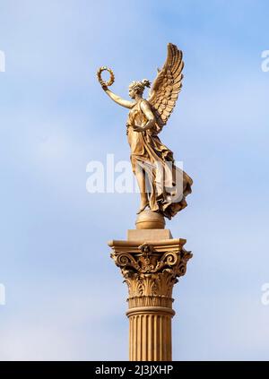 Statua di un angelo di fronte alla sala concerti Rudolfinum, Praga Foto Stock