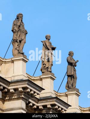 Statue su una balaustra di Concerto e galleria centro Rudolfinum, Praga Foto Stock