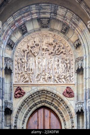 Particolare di una porta laterale della cattedrale di San Vito a Praga Foto Stock