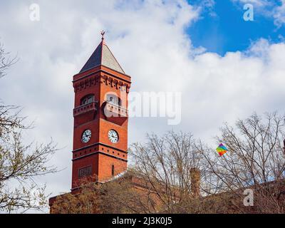 Vista soleggiata della torre dell'orologio di Sidney R. Yates Federal Building a Washington DC Foto Stock