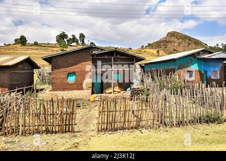 Case di strada in Etiopia rurale; Etiopia Foto Stock