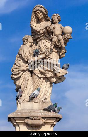 Statua di Sant'Anna sul ponte Carlo di Praga Foto Stock