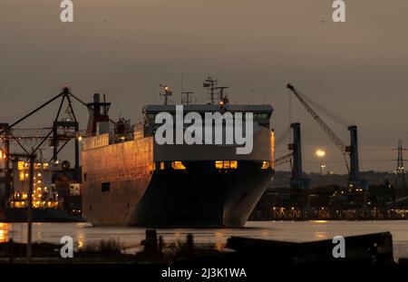 Grande nave nel porto di South Shields di notte; South Shields, Tyne and Wear, Inghilterra Foto Stock