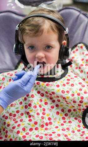 Una bambina di due anni fa visita al dentista per la prima volta; Loudoun County, Virginia, Stati Uniti d'America Foto Stock