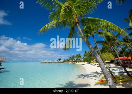 Bungalow sull'acqua nella laguna di Bora Bora, Polinesia Francese all'InterContinental le Moana Bora Bora Hotel Foto Stock