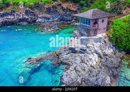 Luogo sulla scogliera per eventi privati e nuotatori in acqua lungo le rocce sulla costa di Maui, Hawaii, USA Foto Stock