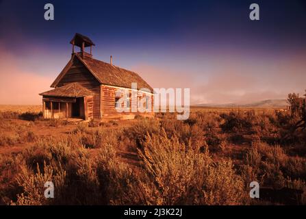 Vecchia scuola abbandonata in campagna; Burns, Oregon, Stati Uniti d'America Foto Stock