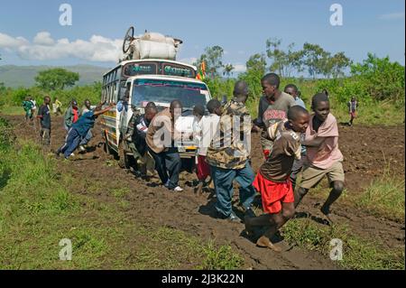 Autobus che viene trasportato lungo una strada fangosa dopo una forte pioggia vicino al Parco Nazionale di Ruma vicino alla Baia di Homa; Kenya Foto Stock