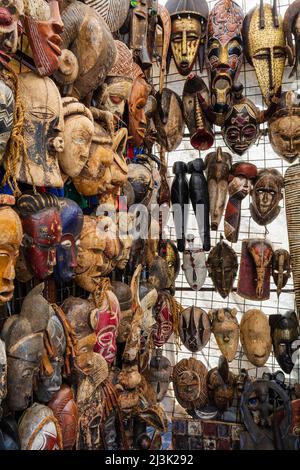 Maschere artigianali africane in legno in esposizione per la vendita a Greenmarket Square; Città del Capo, Sud Africa Foto Stock