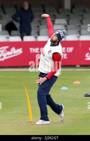 Matt Critchley of Essex Bowls durante il riscaldamento durante Essex CCC vs Kent CCC, LV Insurance County Championship Division 1 Cricket presso la Cloud County Foto Stock