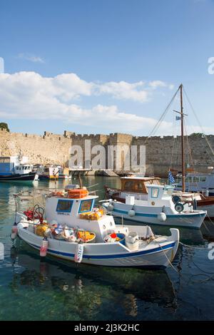 Barche da pesca ormeggiate nel porto di Kolona, nella città medievale di Rodi, Grecia; Rodi, Dodecaneso, Grecia Foto Stock